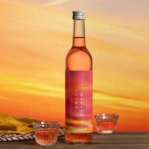 夕焼け空を映す茜色に、心ときめく。飲むのがもったいないほど美しい日本酒「茜の空を翔る小さな魔法」